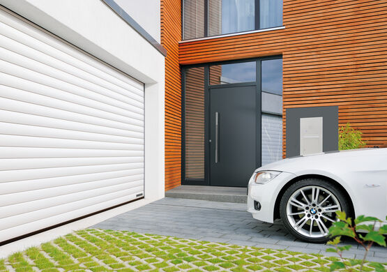 Porte de garage enroulable motorisée en aluminium | Rollmatic