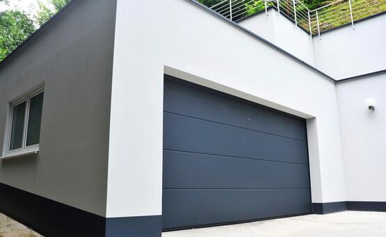  Porte de garage sectionnelle à refoulement plafond en acier isolé motorisée | SEIYA - Porte sectionnelle de garage