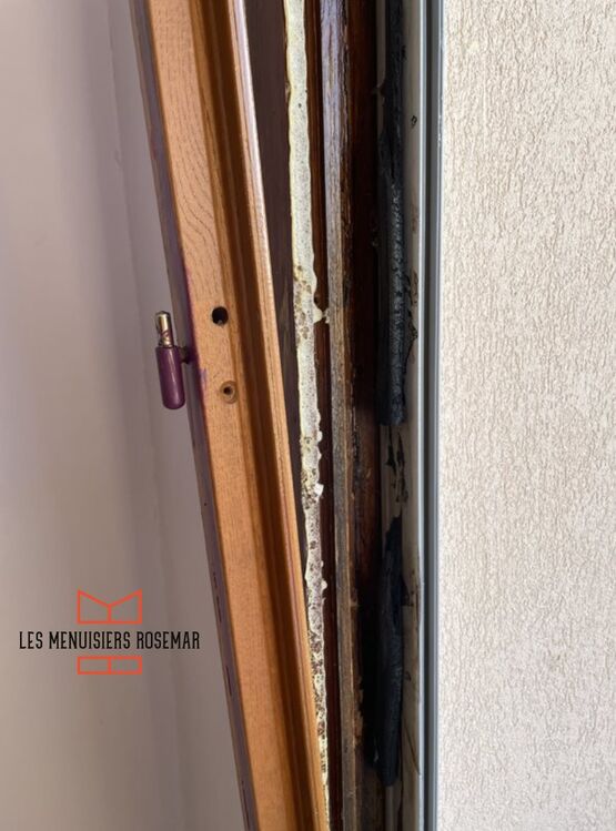 Porte-fenêtre bois lasuré | Menuiserie extérieure performante pour rénovation - produit présenté par LES MENUISIERS ROSEMAR