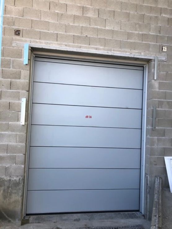  Porte sectionnelle acoustique sur mesure | NOISE LOCK 36 dB - Porte sectionnelle à panneau rigide