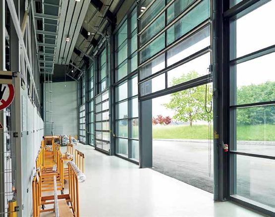 Porte sectionnelle avec surface vitrée | ALR F42 Glazing / ALR 67 Thermo Glazing  - produit présenté par HÖRMANN