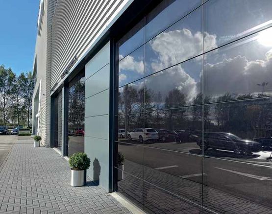  Porte sectionnelle en aluminium avec surface vitrée | ALR F42 Vitraplan - Porte sectionnelle de garage