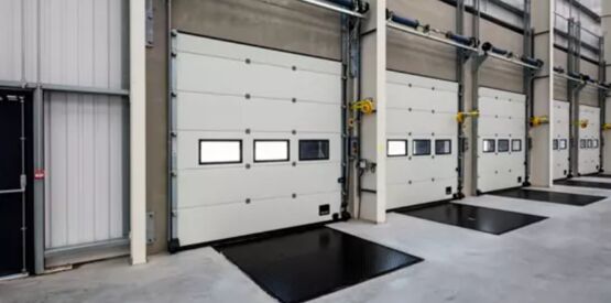 Porte sectionnelle industrielle isolée | Panneaux acier double paroi avec mousse polyuréthane