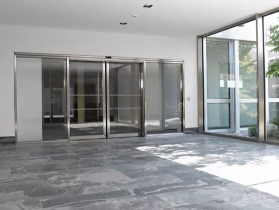  Porte sectionnelle industrielle vitrée | Panneaux aluminium avec remplissage transparent - CT FERMETURES