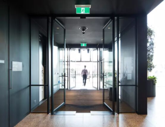 Porte sectionnelle industrielle vitrée | Panneaux aluminium avec remplissage transparent - produit présenté par CT FERMETURES