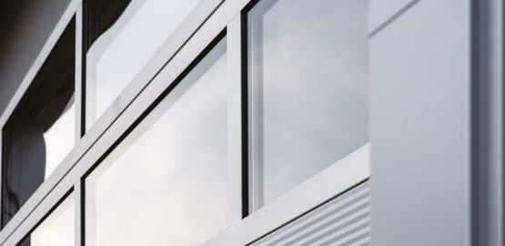 Porte sectionnelle vitrée à soubassement plein | Novolux - produit présenté par NOVOFERM INDUSTRIE