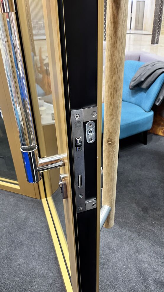  Porte vitrée coupe-feu aluminium équipée d&#039;une serrure à rouleau | E30 - EI30 - EI60 - Portes CF REI 30/60