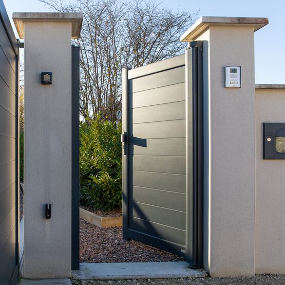  Portillon en aluminium lame pleines | ANAE - KOSTUM  MAISON CADIOU