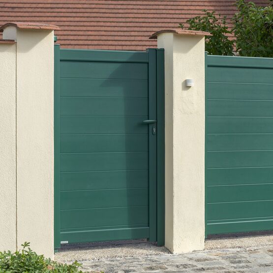 Portillon en aluminium lame pleines | ANAE - produit présenté par KOSTUM  MAISON CADIOU