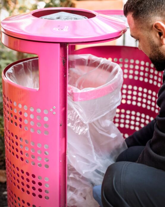 Poubelle urbaine avec serrure automatique pour tri sélectif de déchets | AUSTRALIA PERFORÉE TRI 1 FLUX  - produit présenté par URBANECO 42