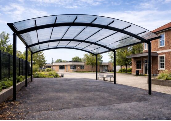 Préau scolaire aluminium sur-mesure | Ovalux – Abri de cour d’école robuste et lumineux
