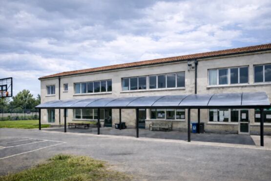  Préau scolaire aluminium sur-mesure | Ovalux – Abri de cour d’école robuste et lumineux - OVALUX FRANCE