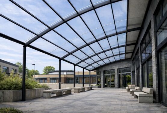  Préau scolaire aluminium sur-mesure | Ovalux – Abri de cour d’école robuste et lumineux - Abri piéton