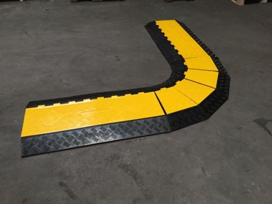 Protège câble modulaire 5 canaux en caoutchouc et PVC | PL20 Réf : PC905 - produit présenté par EQUIPEMENTECH