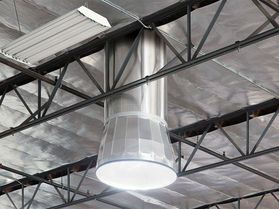  Puit de lumière avec amplificateur pour bâtiments industriels | Solatube SkyVault M74DS-A - Puits de lumière