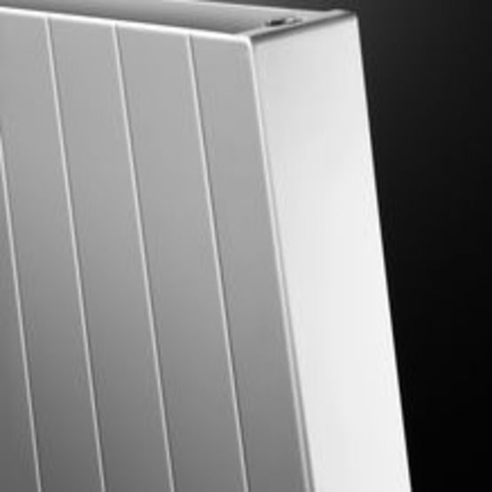 Radiateur vertical à façade en acier finement striée | Centric Verti Line