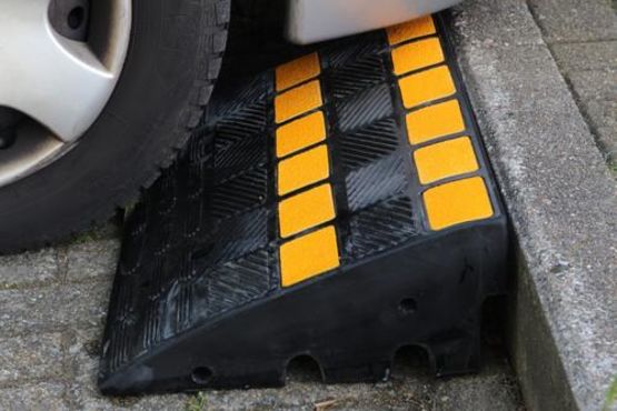  Rampe de trottoir caoutchouc noir et jaune charge maximale 40 tonne | RAMPT100 - RAMPT150 - EQUIPEMENTECH