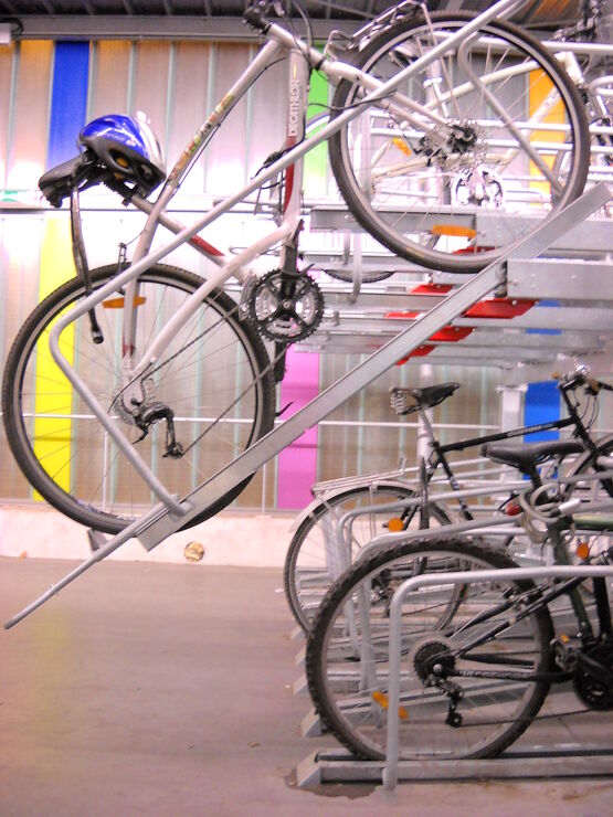 Range-vélos à deux niveaux et étage supérieur mobile | Rack vélos - produit présenté par MOSELLE SIGNALISATION