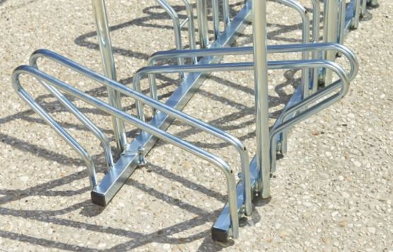 Râtelier 10 vélos au sol face-à-face avec arceaux antivol- produit présenté par NORMEQUIP