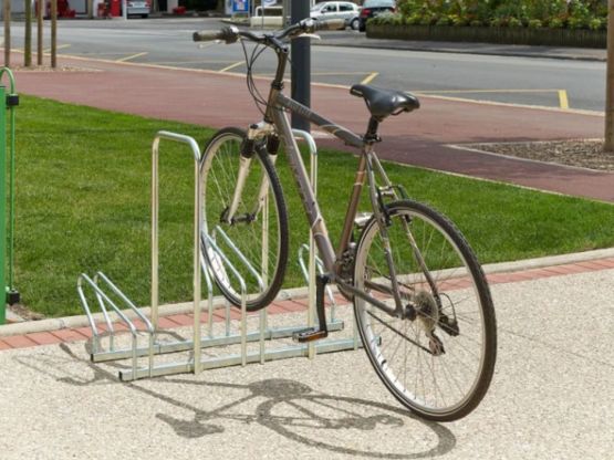  Râtelier 3 vélos côte à côte sur 2 niveaux - Abri vélo