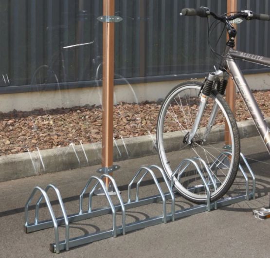 Râtelier 5 vélos - Modèle au sol - produit présenté par NORMEQUIP