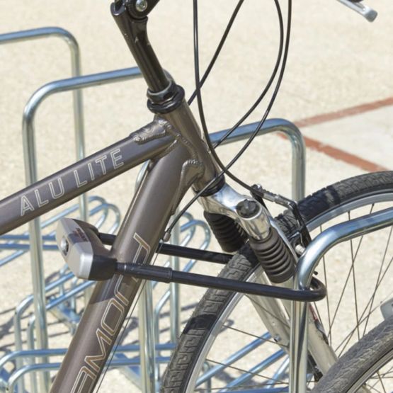 Râtelier 8 vélos au sol face-à-face avec arceaux antivol - produit présenté par NORMEQUIP