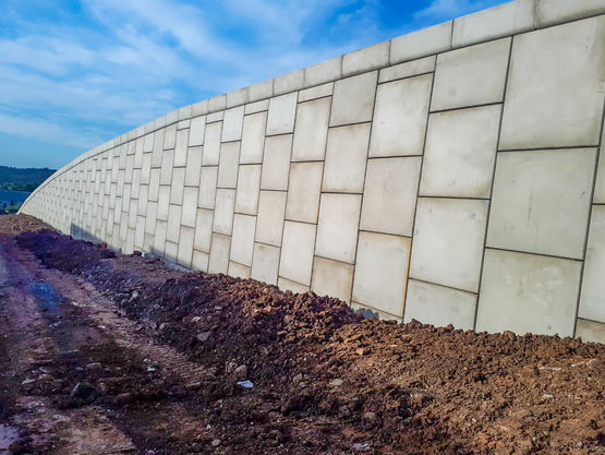 Remblai renforcé avec parement vertical en béton | Macres - MACCAFERRI