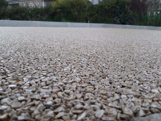 Résine monocomposant pour sols drainants esthétiques et écologiques | PermeaWay DECKING ULTRA  - produit présenté par ANTHELYS