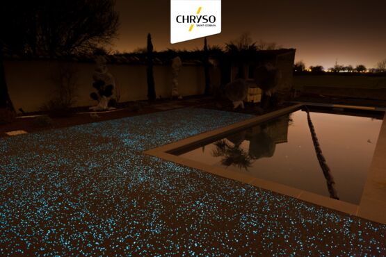 Revêtement de sol avec du béton luminescent pour bordures de piscine, terrasses et trottoirs | Technologie LuminTech - Béton décoratif