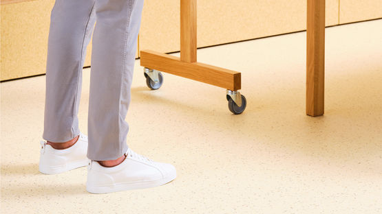 Revêtement   de sol PVC homogène adapté au fort trafic | iQ Granit  - produit présenté par TARKETT