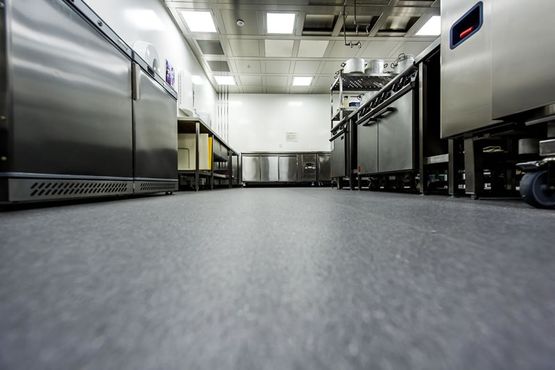  Revêtement pour les cuisines collectives et l&#039;agroalimentaire | Altro K30 - Sol vinyle ou PVC en rouleau