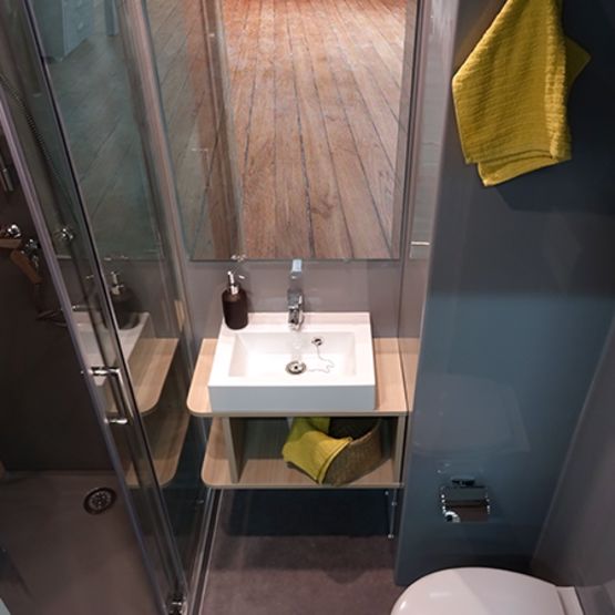  Salle de bain préfabriquée avec un grand espace de douche Gamme BAUDET INTIAL | BORA - BAUDET