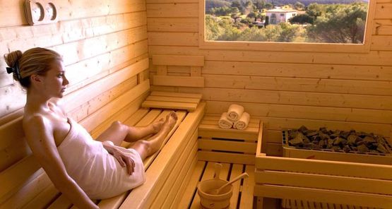 Sauna équipé sur mesure en épicéa massif | Prestige - Saunas et hammams préfabriqués