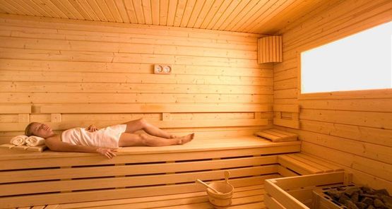 Sauna équipé sur mesure en épicéa massif | Prestige - produit présenté par CLAIRAZUR