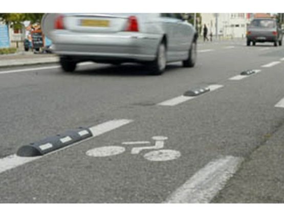  Séparateur de voie franchissable - Panneaux et autres signalisations routières