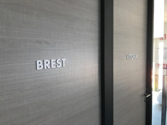 Signalétique en relief personnalisable - produit présenté par ACTE-DECO