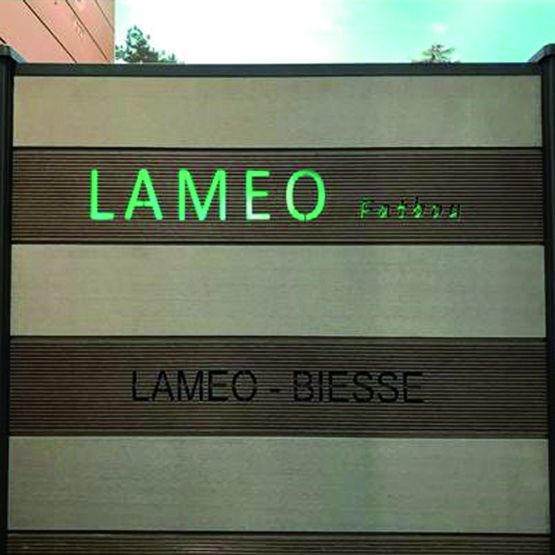  Signalétique sur mesure en gravure sur bois composite | Laméo-Biesse - LAMÉO