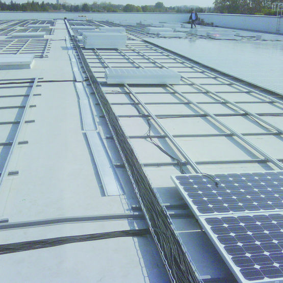 Solution d&#039;étanchéité avec intégration de panneaux photovoltaïques | RENOLIT ALKORPLAN Solar - produit présenté par RENOLIT ALKORPLAN ROOFING PRODUCTS