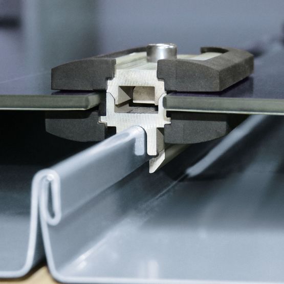  Solution photovoltaïque pour toitures à joint debout | RHEINZINK-PV   - RHEINZINK