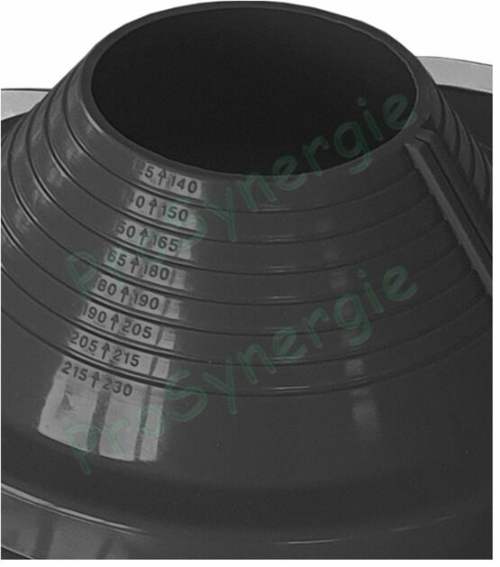 Sortie de toit ronde Solflexe EPDM noir vulcanisé à embase carrée pour passage de toiture (type Pipeco) - produit présenté par PROSYNERGIE