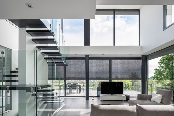  Store anti-chaleur pour fenêtres, lucarnes, baies vitrées et vérandas | HELIOS M - Store à déroulement vertical