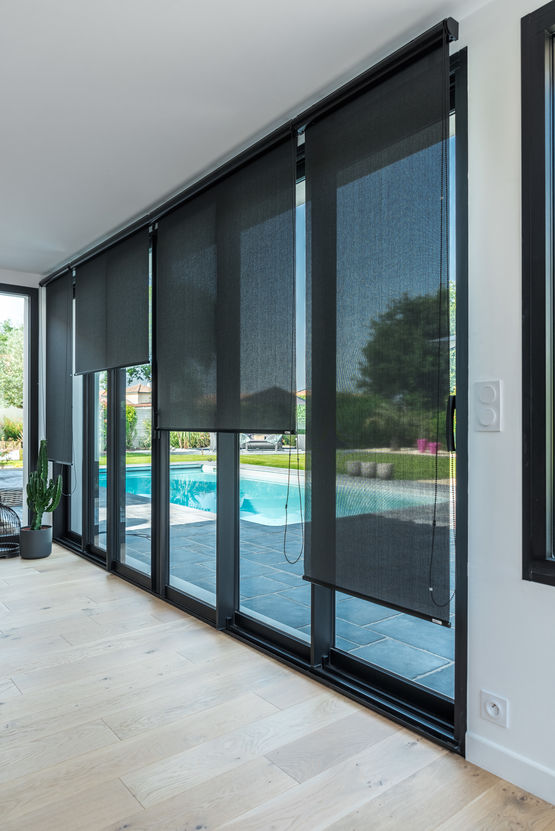 Store anti-chaleur pour fenêtres, lucarnes, baies vitrées et vérandas | HELIOS S - Store à bandes verticales