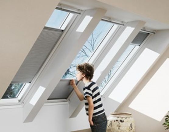 Store écran anti-insectes enroulable pour fenêtres de toit | Visio Moustiquaire Store - produit présenté par VELUX