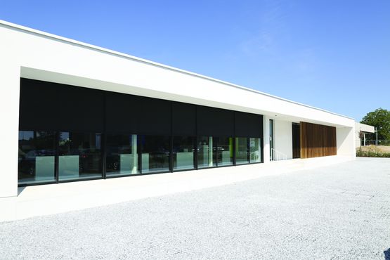 Store extérieur de protection solaire pour mur rideau | Fixscreen Minimal Curtain Wall 50