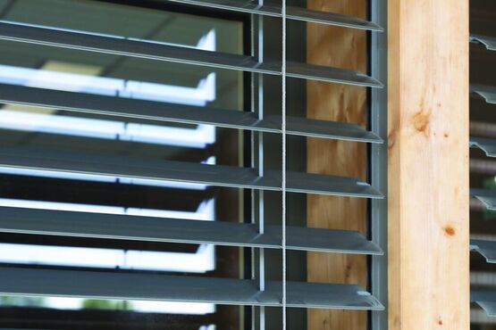  Store extérieur pour bâtiments exposés aux vents forts | VR90 - SCHENKER STORES