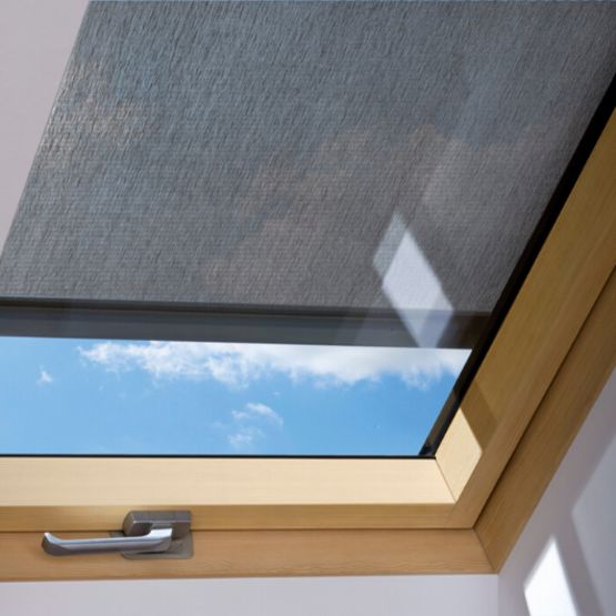 Store pare-soleil avec capteur solaire | AMZ Solar FAKRO - produit présenté par FAKRO