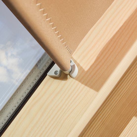 Store tamisant à 3 positions pour fenêtre de toit | ARS FAKRO - produit présenté par FAKRO
