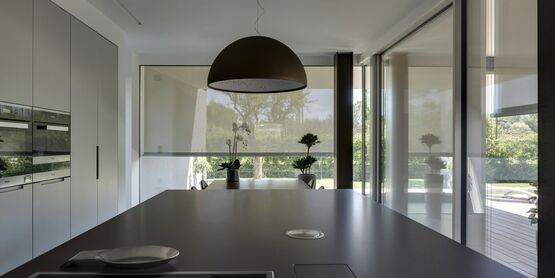 Store toile vertical polyvalent pour tout type de bâtiment | Soloscreen IV - produit présenté par GRIESSER