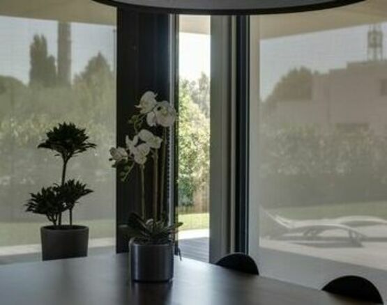 Store toile vertical pour petites et moyennes surfaces vitrées | Soloscreen - produit présenté par GRIESSER