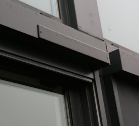 Store vertical extérieur à mécanisme invisible haute tenue au vent | Screeny Hide - produit présenté par KE FRANCE